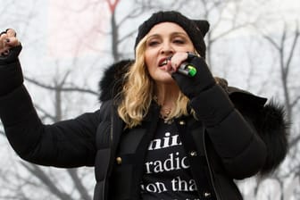 US-Sängerin Madonna tritt in Washington während der Anti-Trump-Kundgebung "Marsch der Frauen" auf.