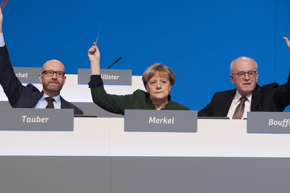 In der wöchentlichen Emnid-Umfrage für die Bild am Sonntag verlieren CDU/CSU weiter an Zustimmung. Peter Tauber (l.), Kanzlerin Angela Merkel und Voler Kauder (r.).