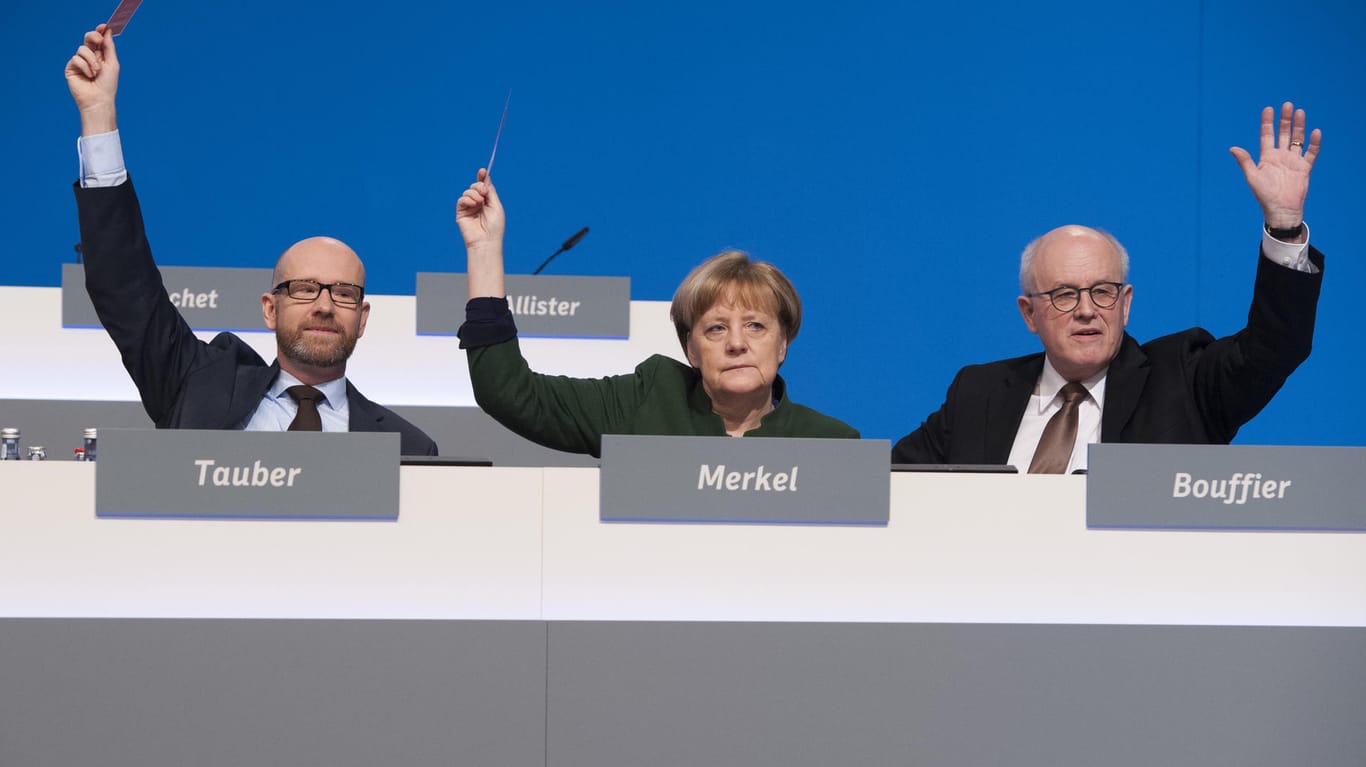 In der wöchentlichen Emnid-Umfrage für die Bild am Sonntag verlieren CDU/CSU weiter an Zustimmung. Peter Tauber (l.), Kanzlerin Angela Merkel und Voler Kauder (r.).