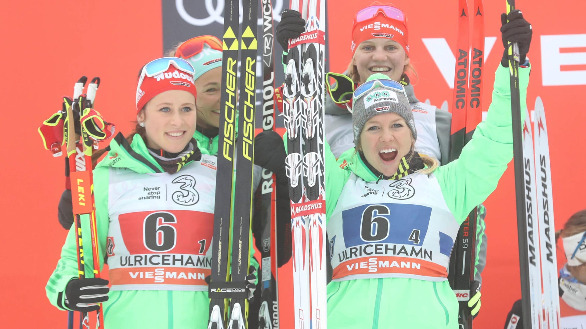 Die deutsche Damenstaffel freut sich über Platz 2 beim 4x5-Kilometer-Langlauf.