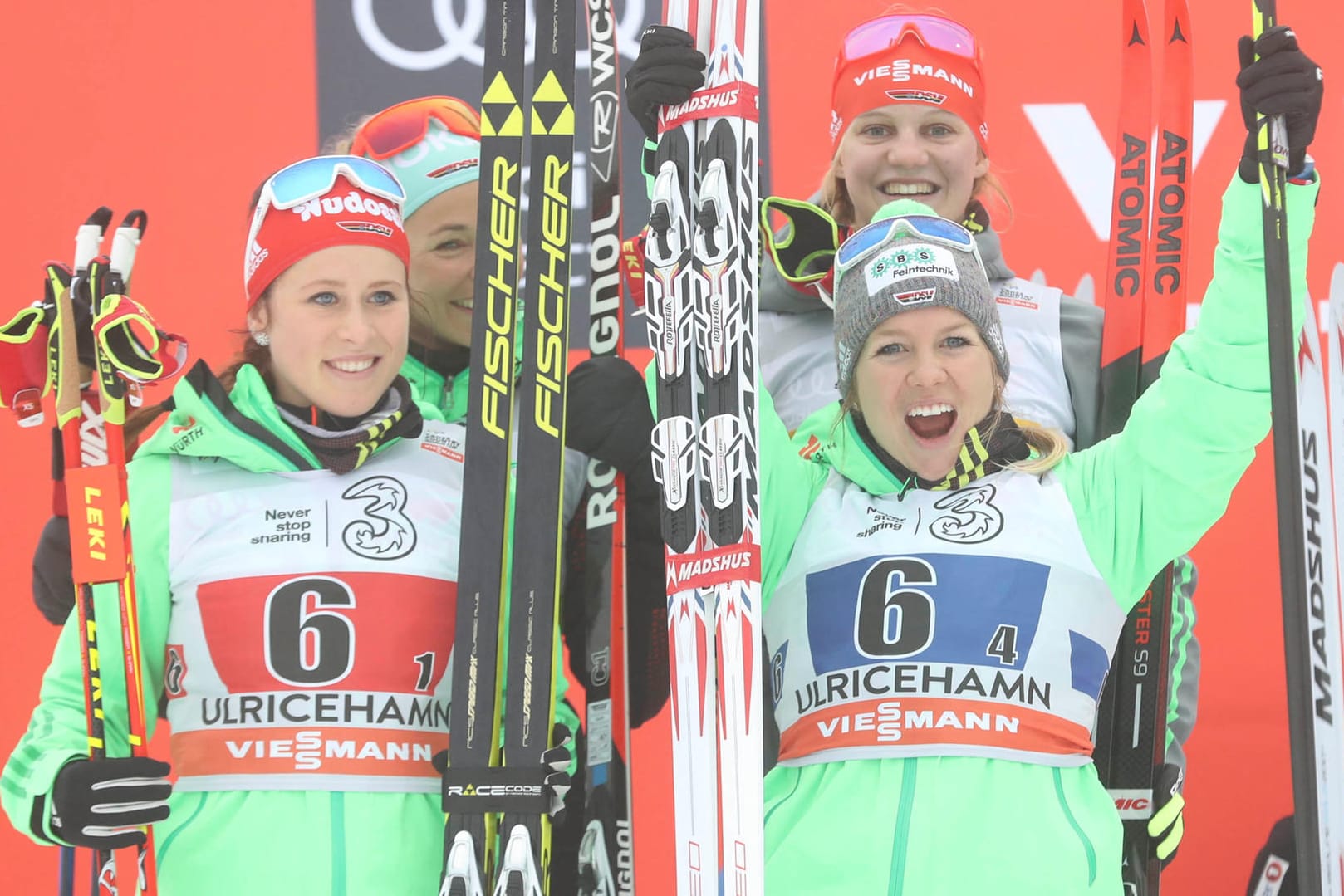 Die deutsche Damenstaffel freut sich über Platz 2 beim 4x5-Kilometer-Langlauf.