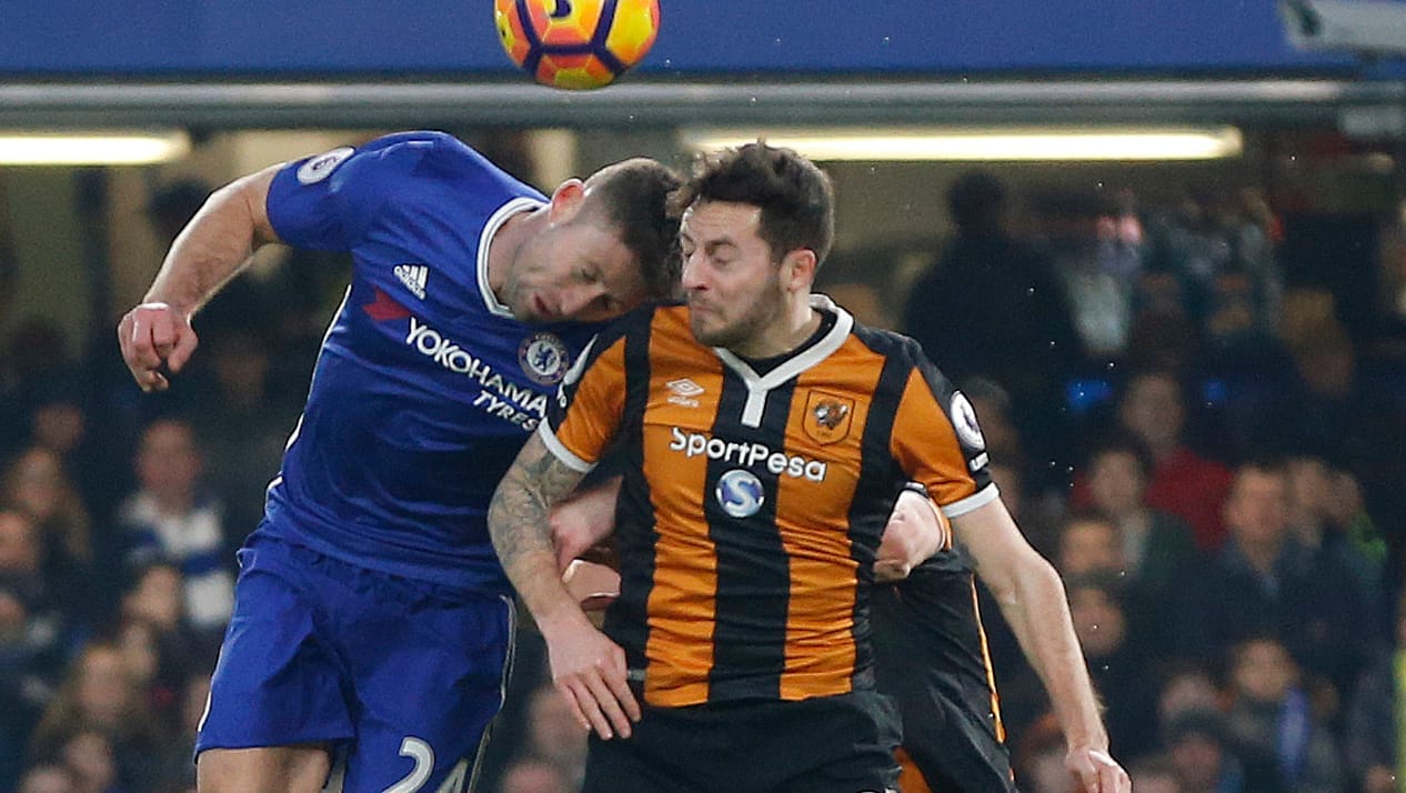 Hulls Ryan Mason (re.) prallt beim Kopfballduell mit Gary Cahill zusammen.