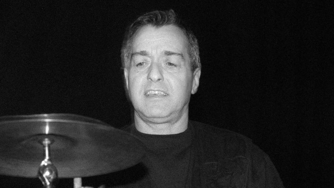 Jaki Liebezeit bei einem Konzert in der Columbiahalle Berlin im Jahr 1999.