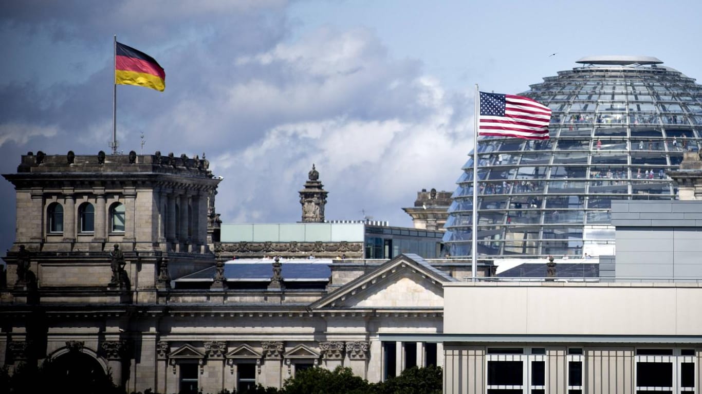 Der Reichstag hinter der Amerikanischen Botschaft in Berlin.