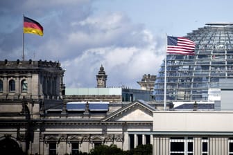 Der Reichstag hinter der Amerikanischen Botschaft in Berlin.