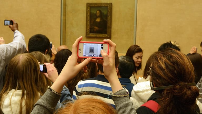Die Mona Lisa ist eines der berühmtesten Gemälde der Welt. Wer im Louvre einen Blick auf sie wirft, ist aber nie allein.