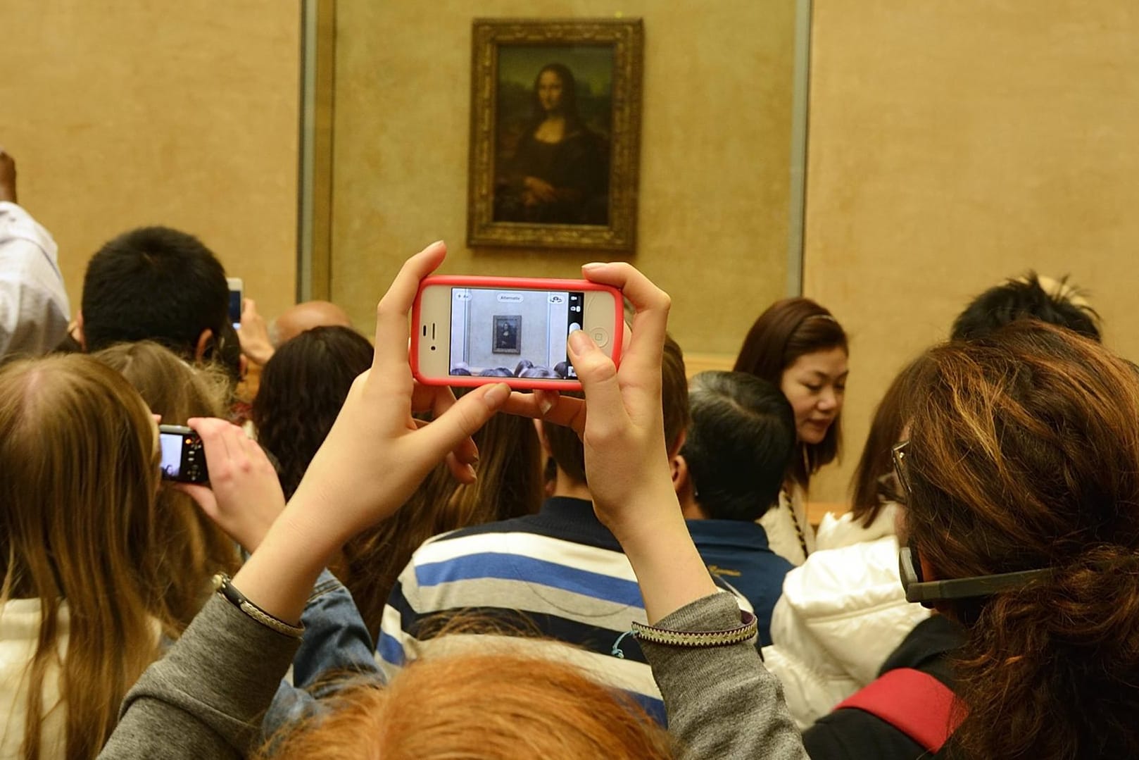 Die Mona Lisa ist eines der berühmtesten Gemälde der Welt. Wer im Louvre einen Blick auf sie wirft, ist aber nie allein.