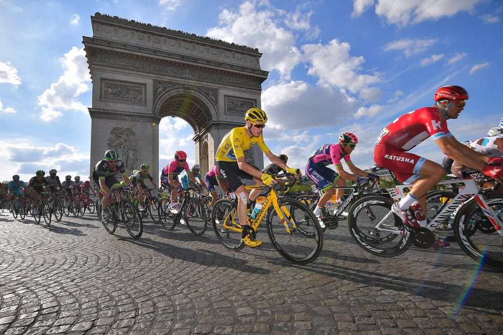 Paris als großes Ziel: Die Tour de France mit dem Kampf um das Gelbe Trikot ist einmal mehr Höhepunkt der Radsport-Saison.