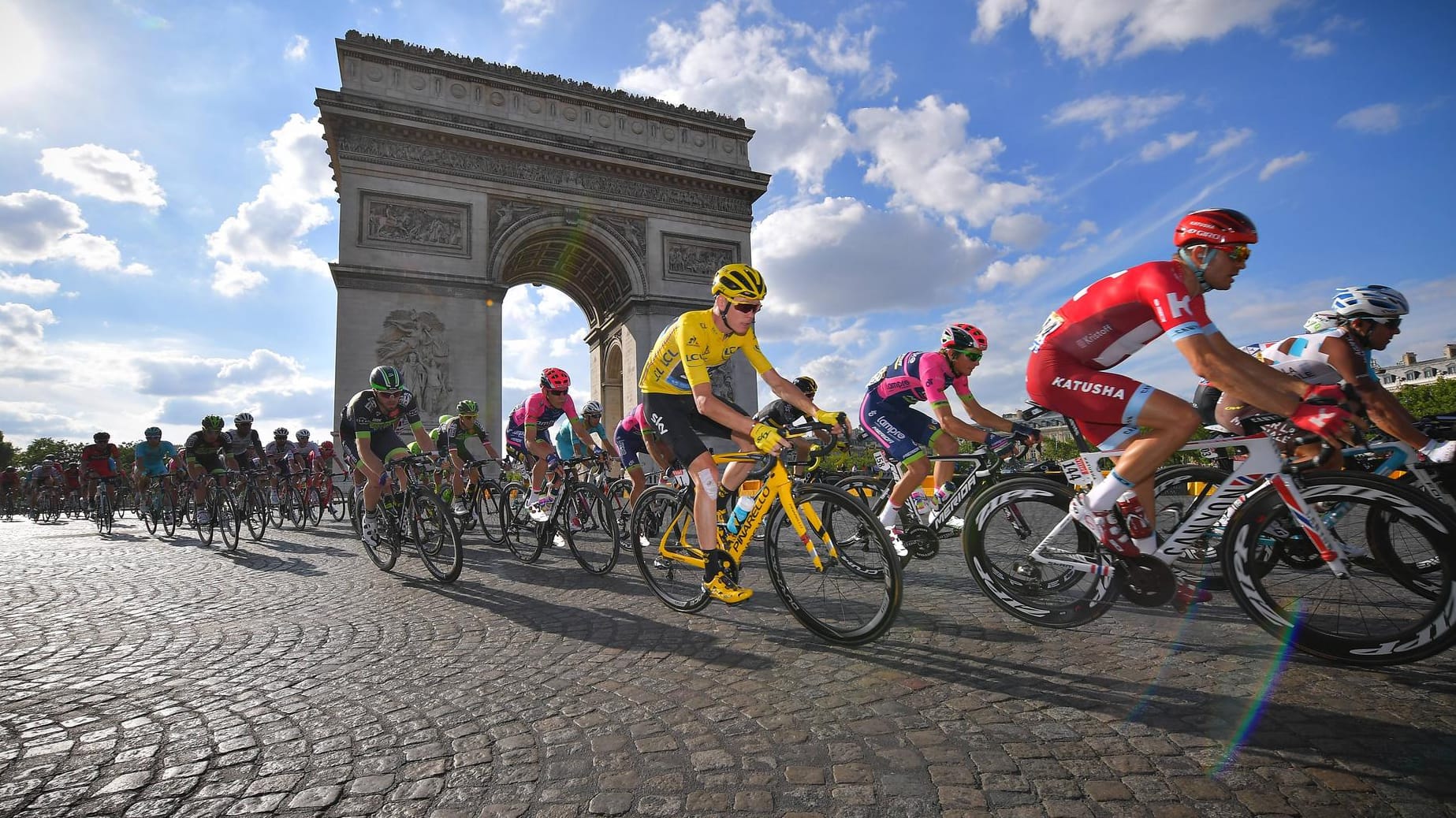 Paris als großes Ziel: Die Tour de France mit dem Kampf um das Gelbe Trikot ist einmal mehr Höhepunkt der Radsport-Saison.