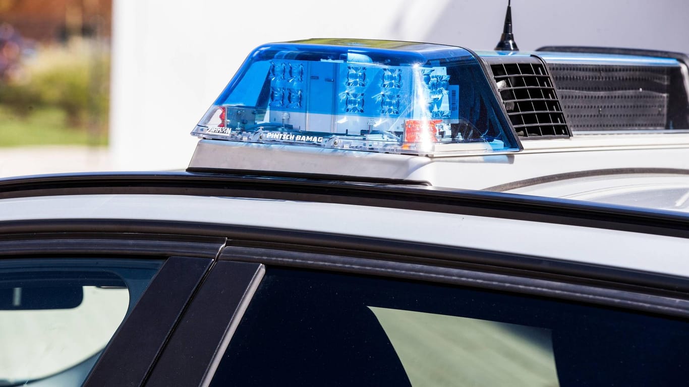 Blaulicht auf einem Polizeiwagen.