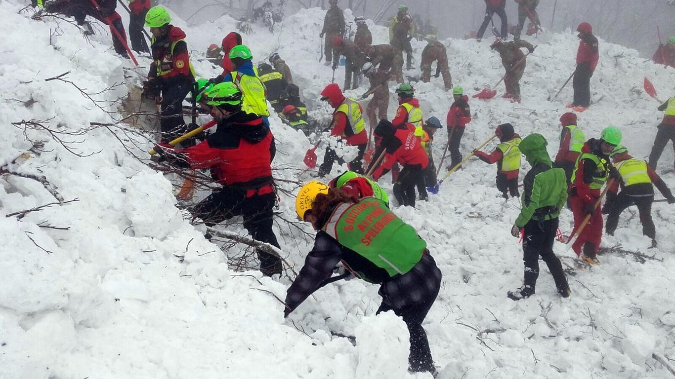 Nach dem Lawinenunglück in Italien wird in der Nähe des verschütteten Hotels Rigopiano immer noch nach Überlebenden gesucht.