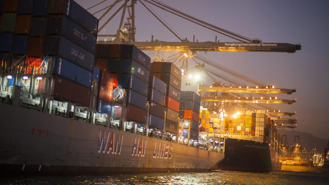 Chinesisches Containerschiff im Hafen von Hong Kong.