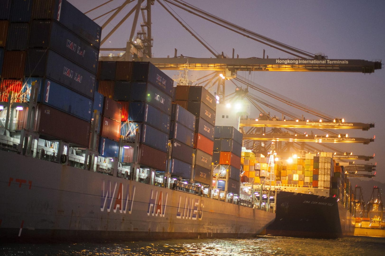 Chinesisches Containerschiff im Hafen von Hong Kong.