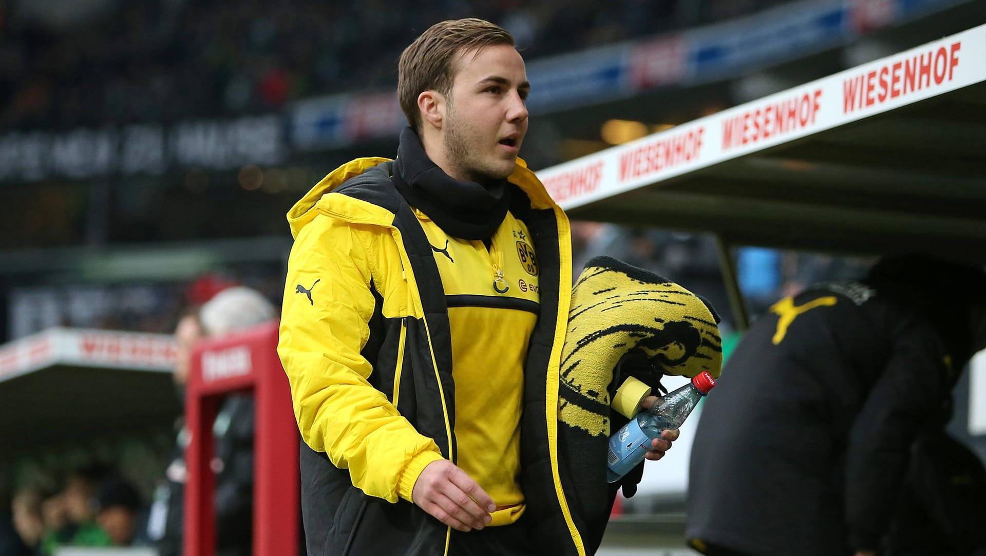 Mario Götze musste zum Pflichtspielauftakt 2017 auf der Bank Platz nehmen. Mario Götze musste zum Pflichtspielauftakt 2017 auf der Bank Platz nehmen.