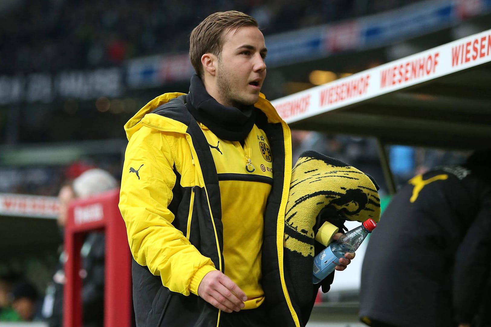 Mario Götze musste zum Pflichtspielauftakt 2017 auf der Bank Platz nehmen.