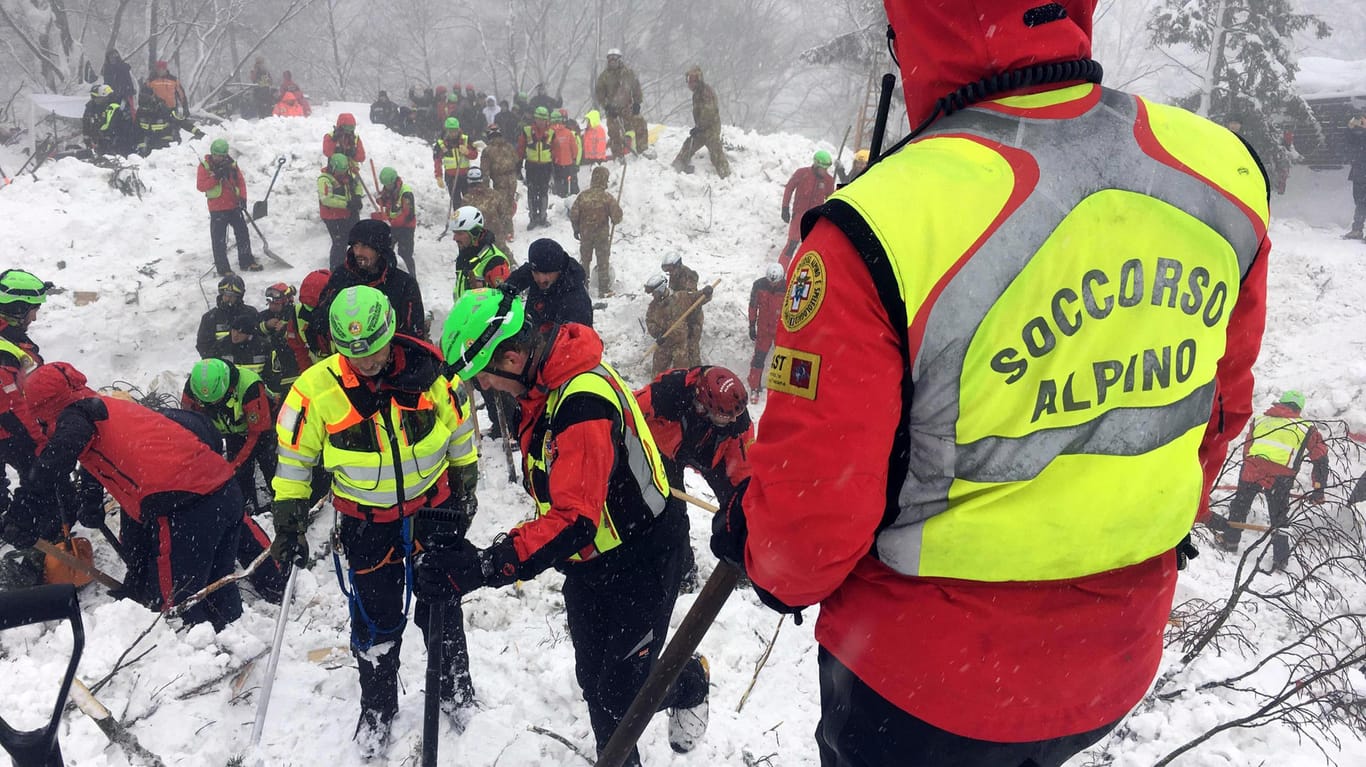 Italienische Rettungskräfte durchsuchen das Gebiet des Hotels, das durch eine Lawine verschüttet wurde.