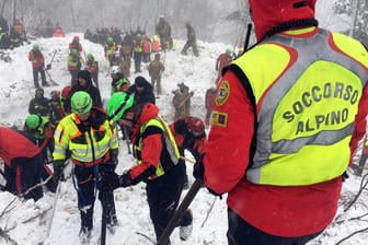 Italienische Rettungskräfte durchsuchen das Gebiet des Hotels, das durch eine Lawine verschüttet wurde.