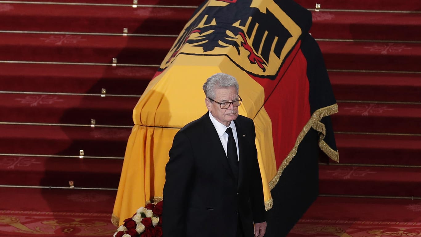 Joachim Gauck vor Roman Herzogs Sarg im Dom in Berlin.