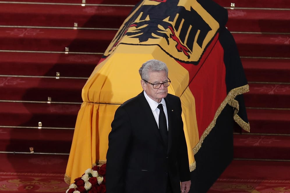 Joachim Gauck vor Roman Herzogs Sarg im Dom in Berlin.