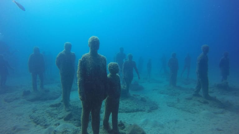 Das Unterwassermuseum auf Lanzarote: Die Skulpturen-Gruppe "El Rubicón" steht für eine orientierungslose Gesellschaft - alle 35 Figuren gehen in die selbe Richtug, jedoch ohne Ziel.