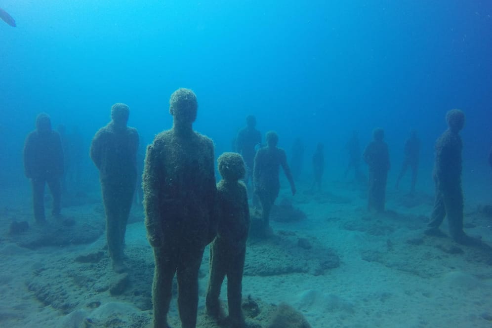 Das Unterwassermuseum auf Lanzarote: Die Skulpturen-Gruppe "El Rubicón" steht für eine orientierungslose Gesellschaft - alle 35 Figuren gehen in die selbe Richtug, jedoch ohne Ziel.