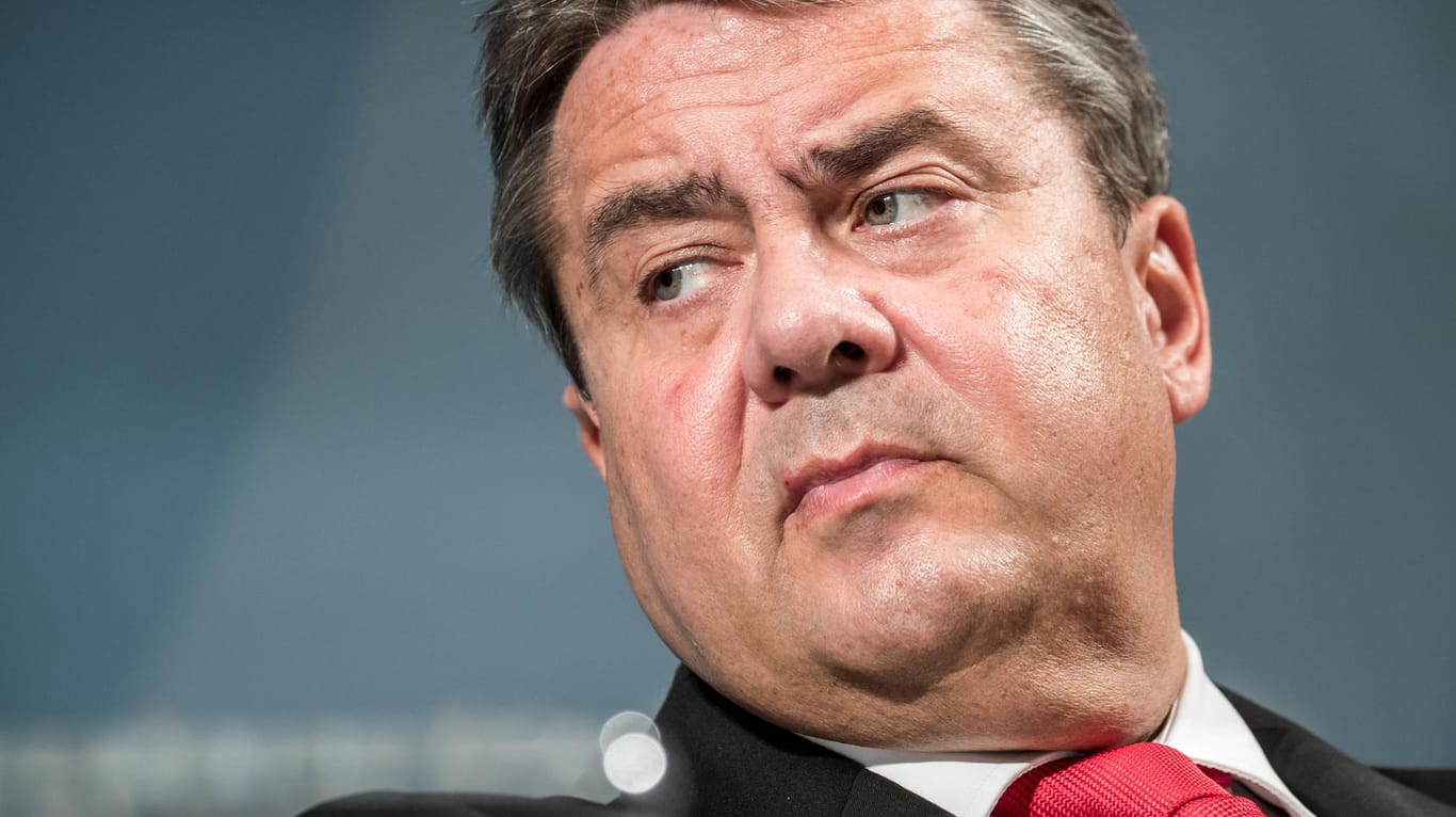Sigmar Gabriel verzichtet auf eine SPD-Kanzlerkandidatur - und tritt gegen die Kanzlerin nach.