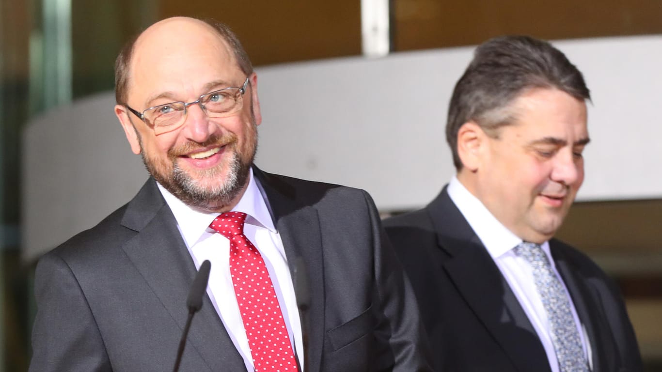 Der SPD-Parteivorsitzende Sigmar Gabriel (rechts) und Martin Schulz blicken optimistisch ins Wahljahr 2017.