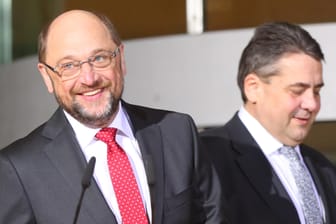 Der SPD-Parteivorsitzende Sigmar Gabriel (rechts) und Martin Schulz blicken optimistisch ins Wahljahr 2017.