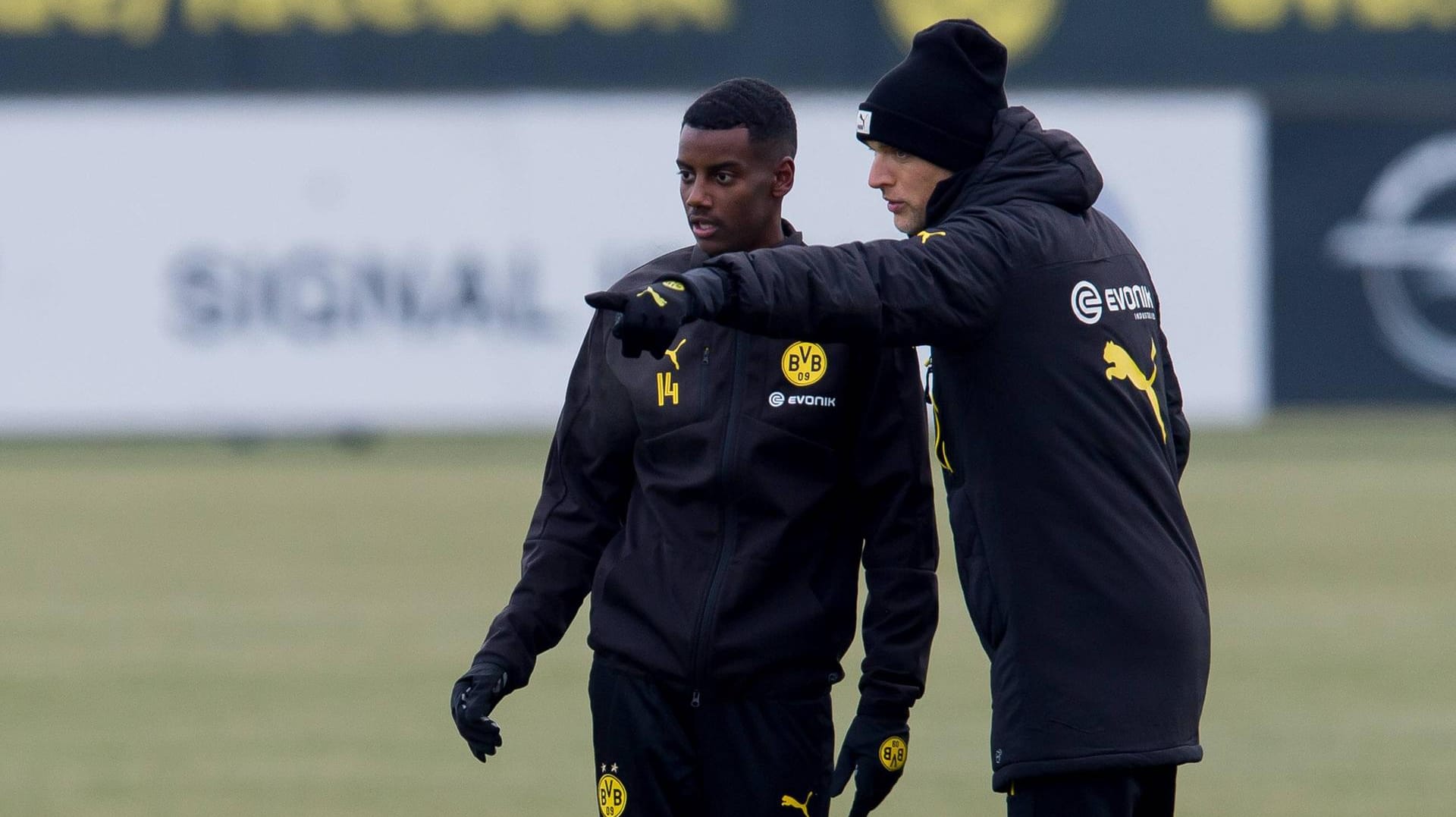 Alexander Isak (li.) und Trainer Thomas Tuchel lernen sich im BVB-Training kennen.