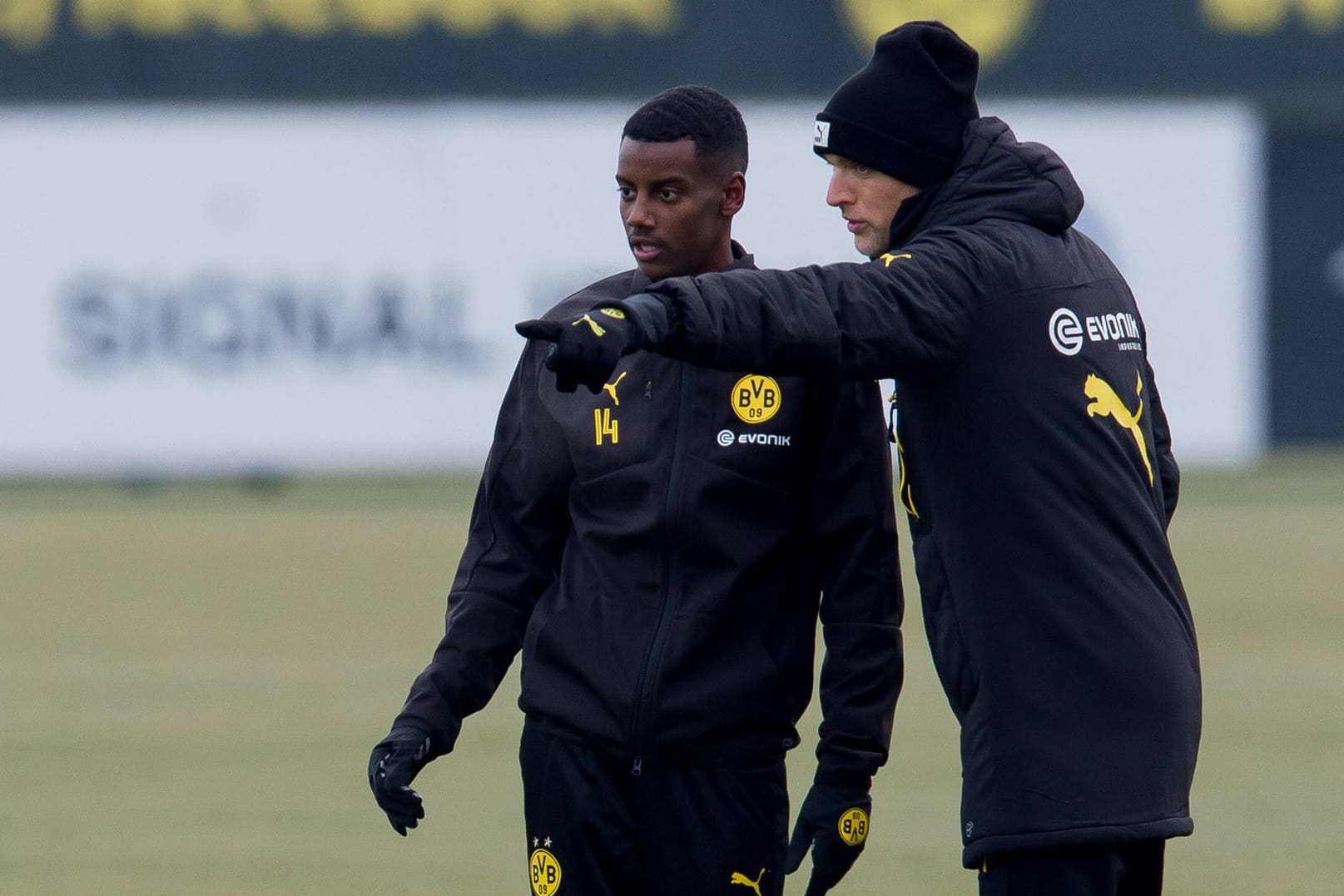 Alexander Isak (li.) und Trainer Thomas Tuchel lernen sich im BVB-Training kennen.