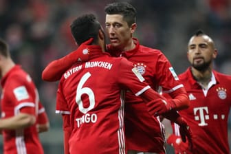 Robert Lewandowski (Mitte) und die Bayern hoffen, bald wieder auf Thiago (li.) und Arturo Vidal zurückgreifen zu können.