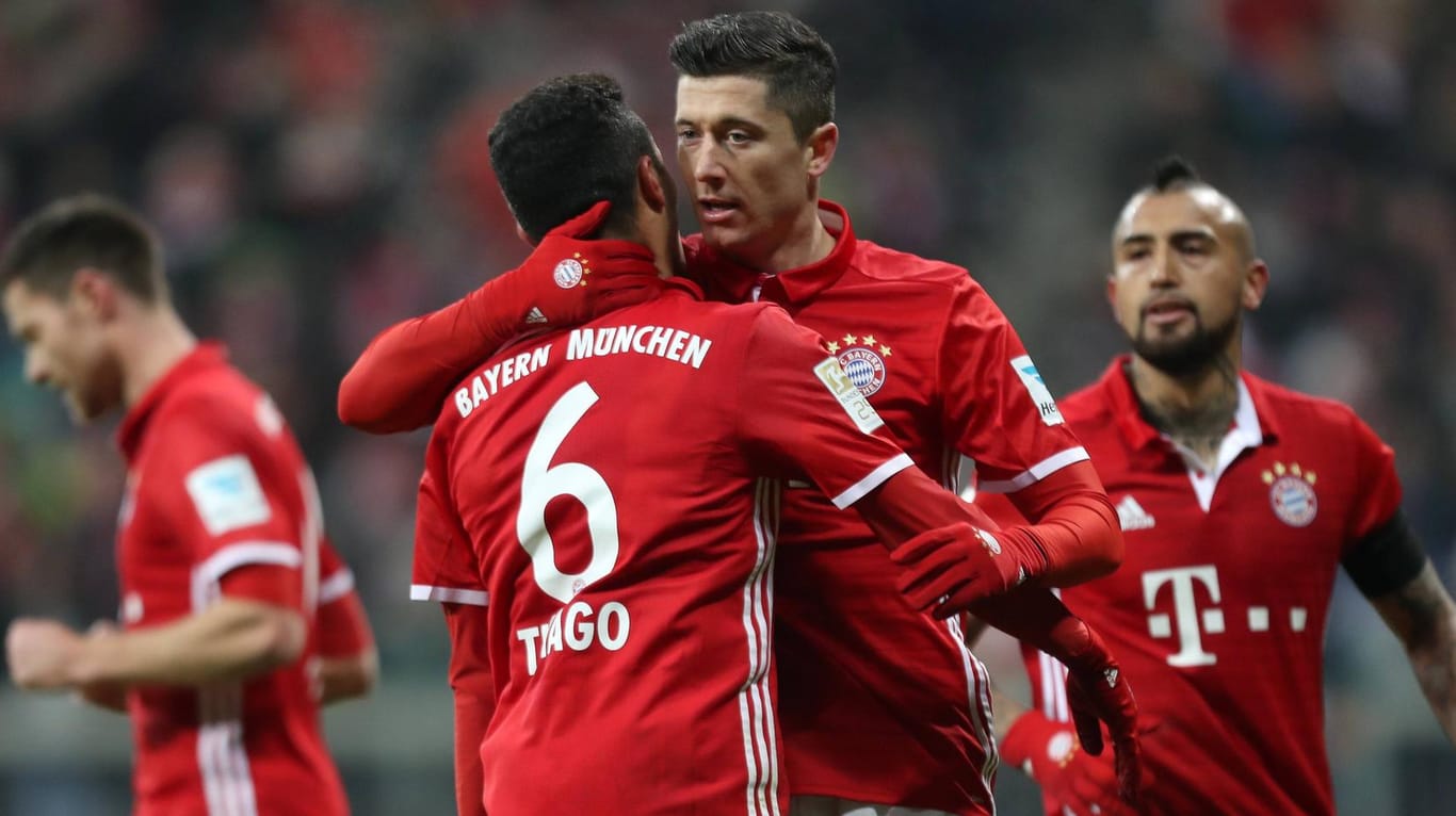 Robert Lewandowski (Mitte) und die Bayern hoffen, bald wieder auf Thiago (li.) und Arturo Vidal zurückgreifen zu können.