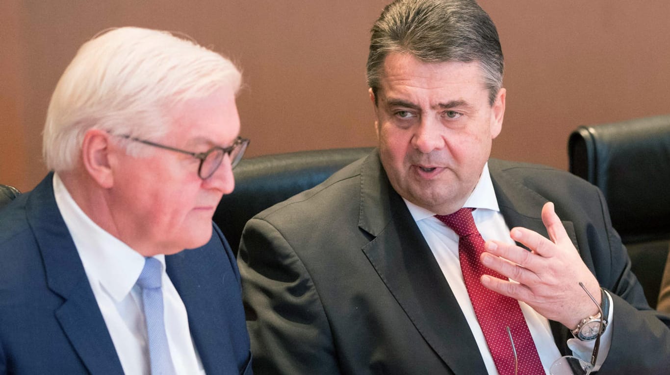 Außenminister Frank-Walter Steinmeier und sein Nachfolger in spe Sigmar Gabriel während einer Sitzung des Bundeskabinetts.