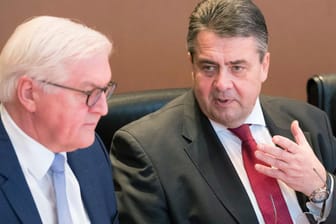 Außenminister Frank-Walter Steinmeier und sein Nachfolger in spe Sigmar Gabriel während einer Sitzung des Bundeskabinetts.