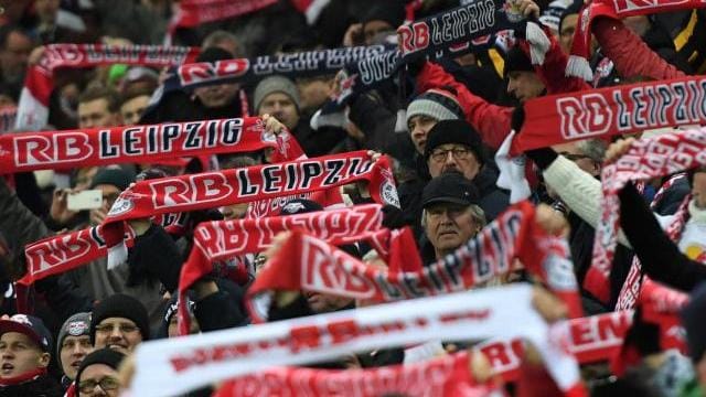 Fans von RB Leipzig (Archiv): Dauerkartenbesitzer zahlten bis zu 850 Euro für die Saison 2022/23.