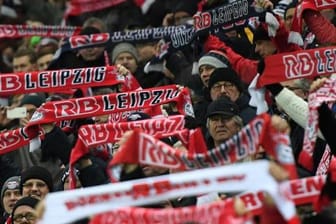 Fans von RB Leipzig (Archiv): Dauerkartenbesitzer zahlten bis zu 850 Euro für die Saison 2022/23.