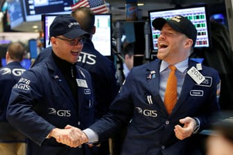 Börsenhändler feiern den Rekordstand des Dow Jones.