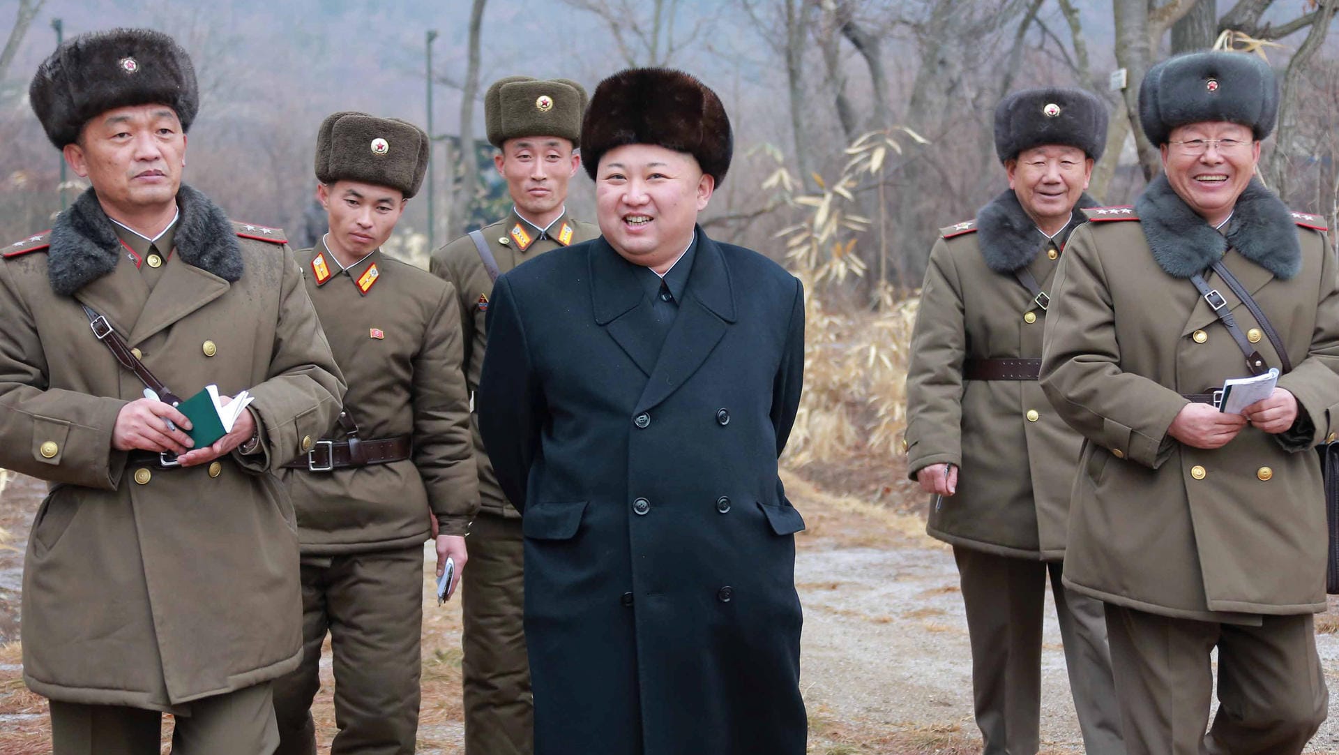 Nordkoreas Diktator Kim Jong Un mit Soldaten.