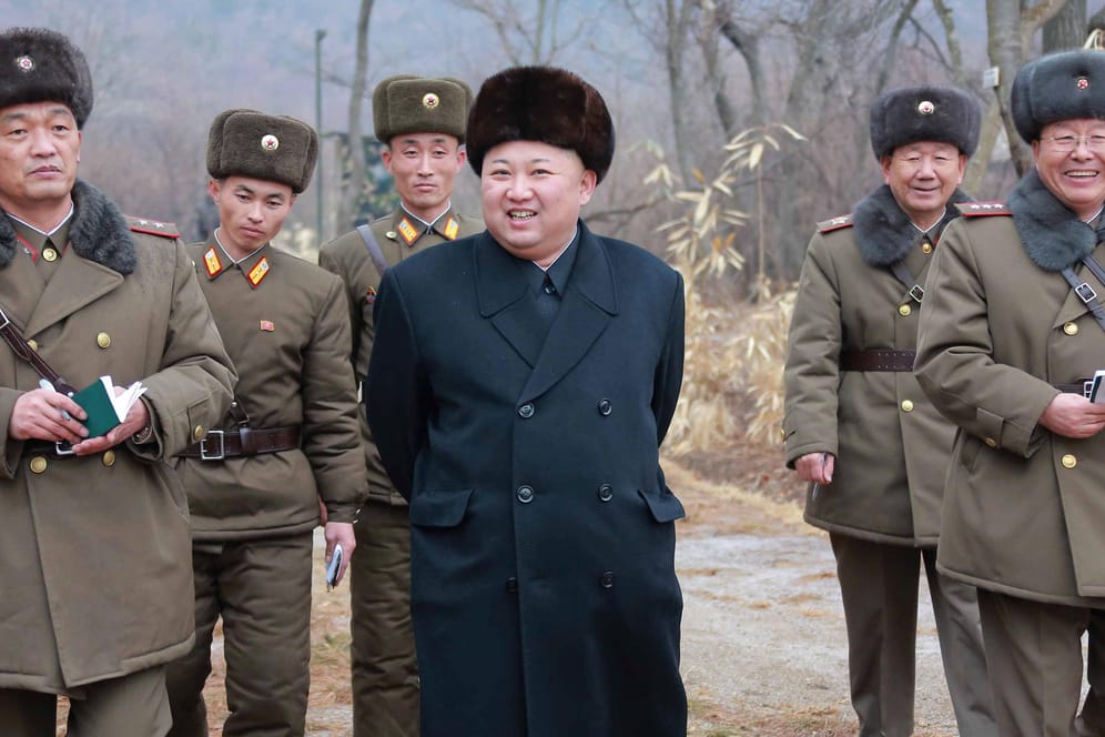 Nordkoreas Diktator Kim Jong Un mit Soldaten.