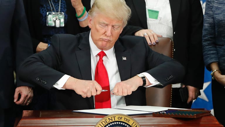 Gehaltenes Wahlversprechen: US-Präsident Donald Trump unterzeichnet ein Dekret zum Mauerbau an der Grenze zu Mexiko.