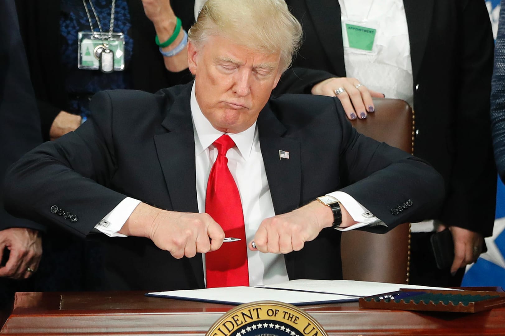 Gehaltenes Wahlversprechen: US-Präsident Donald Trump unterzeichnet ein Dekret zum Mauerbau an der Grenze zu Mexiko.