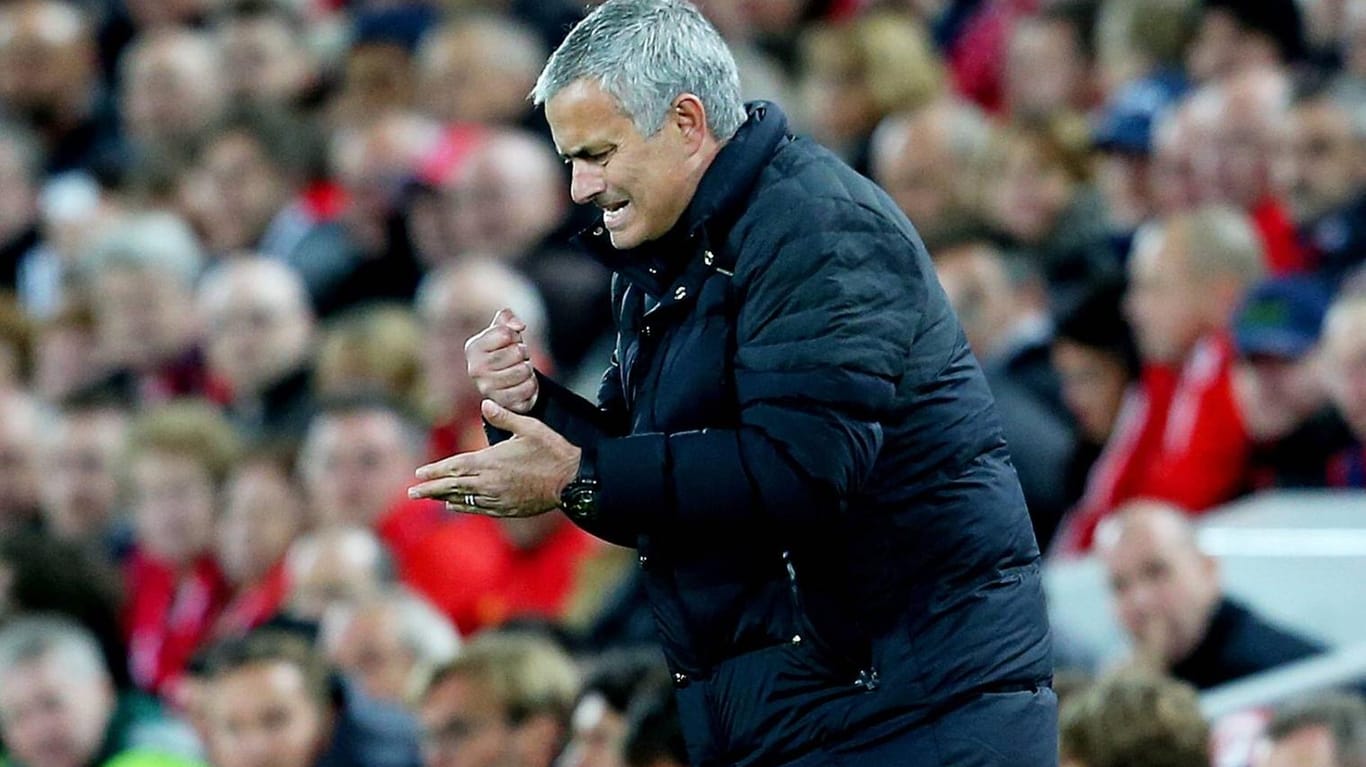 Mit Volldampf bei der Sache: José Mourinho, Trainer von Manchester United, beim Spiel gegen den FC Liverpool.