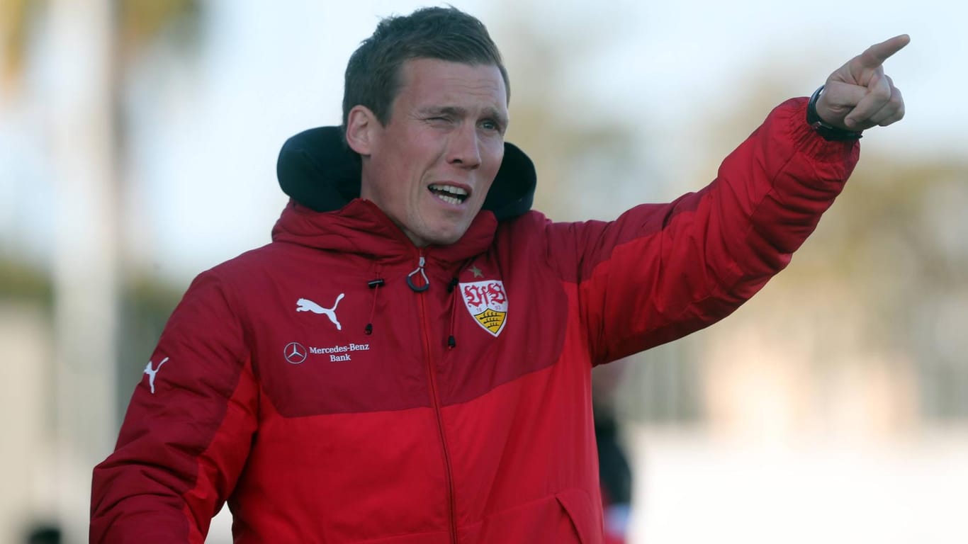 Engagiert im Training: Trainer Hannes Wolf hat mit dem VfB Stuttgart den Aufstieg fest im Visier.