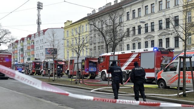 Feuerwehr und Polizei waren mit Dutzenden Fahrzeugen im Einsatz.