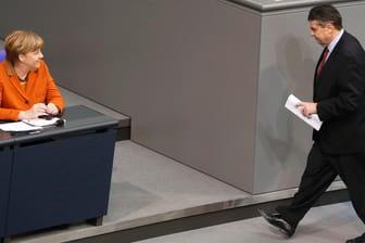 Abgang Sigmar Gabriel: Angela Merkel lächelt dem scheidenden Wirtschaftsminister nach seiner letzten Rede zur Wirtschaftsentwicklung zu.
