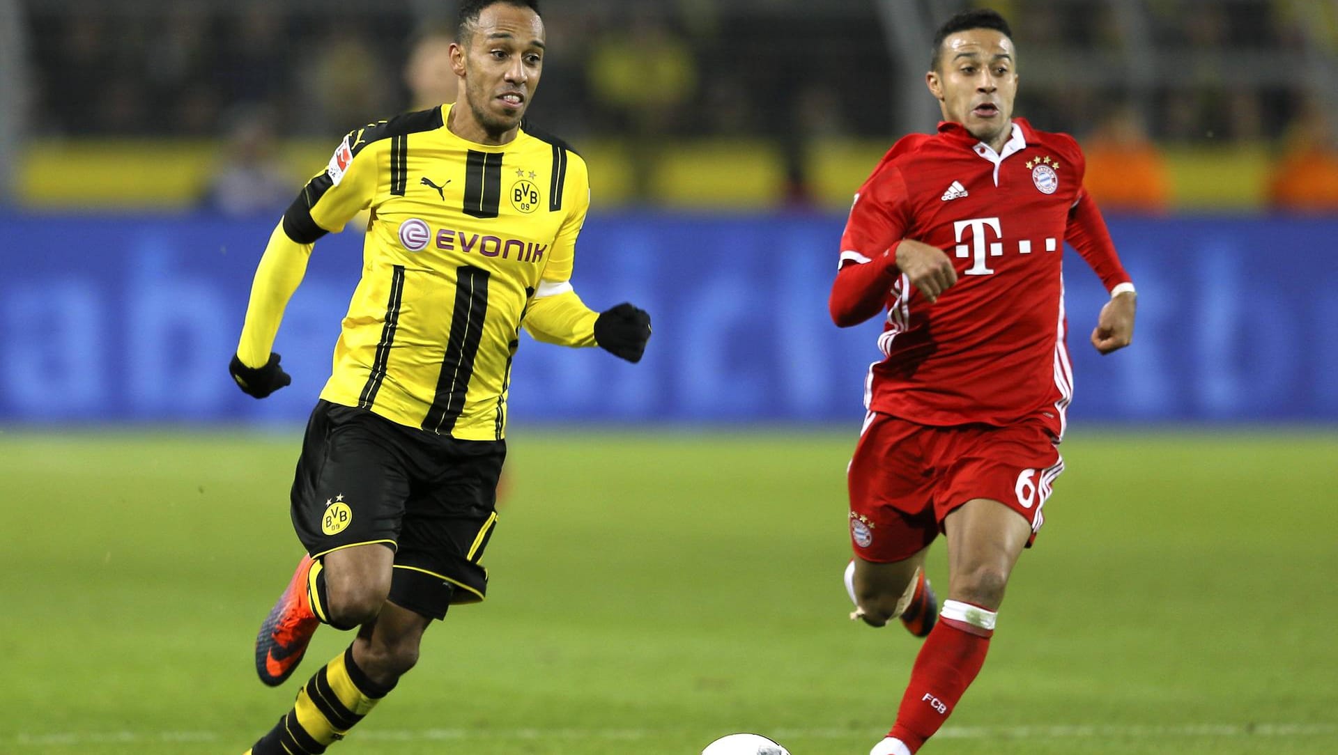 Die Bundesliga, hier eine Szene aus dem Topspiel zwischen Bayern München und Borussia Dortmund, boomt weiter. Die Bundesliga, hier eine Szene aus dem Topspiel zwischen Bayern München und Borussia Dortmund, boomt weiter.