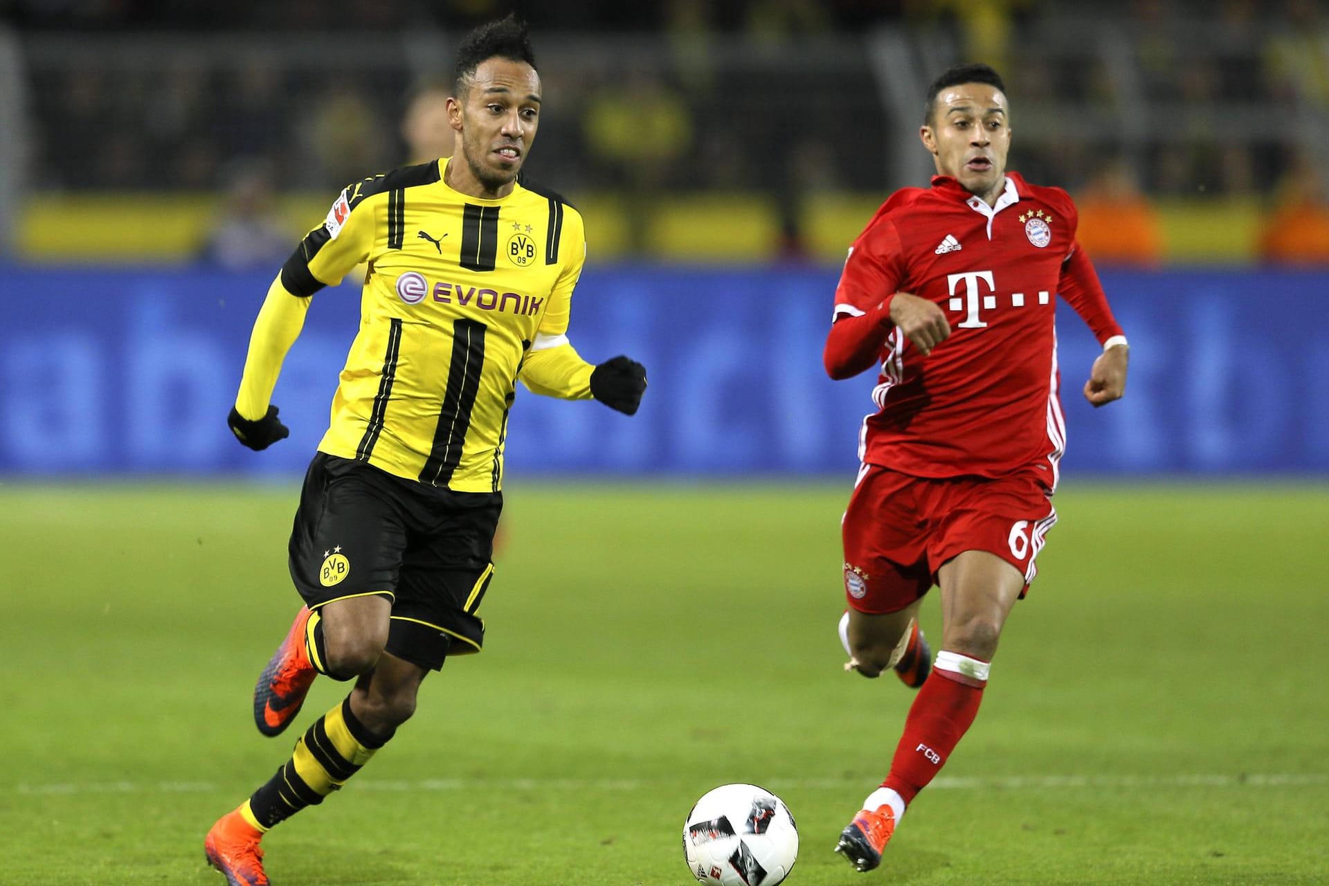 Die Bundesliga, hier eine Szene aus dem Topspiel zwischen Bayern München und Borussia Dortmund, boomt weiter.
