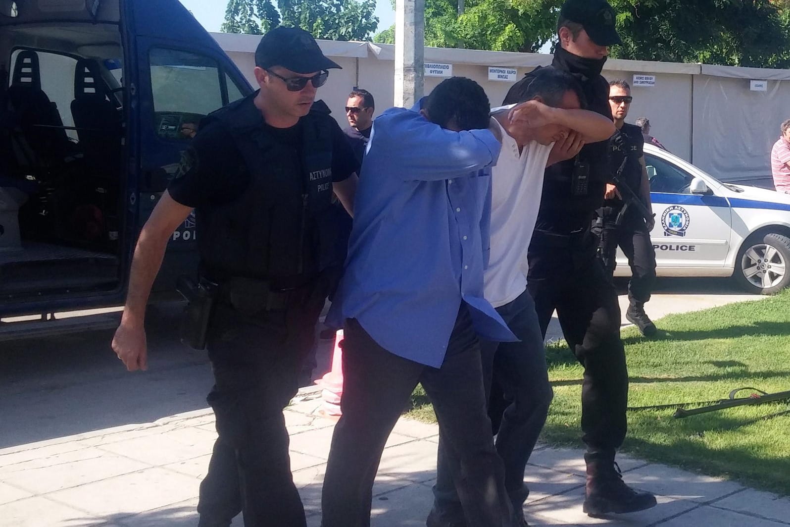 Polizisten eskortieren türkische Militärs im Juli 2016 zum Gericht von Alexandroupolis.