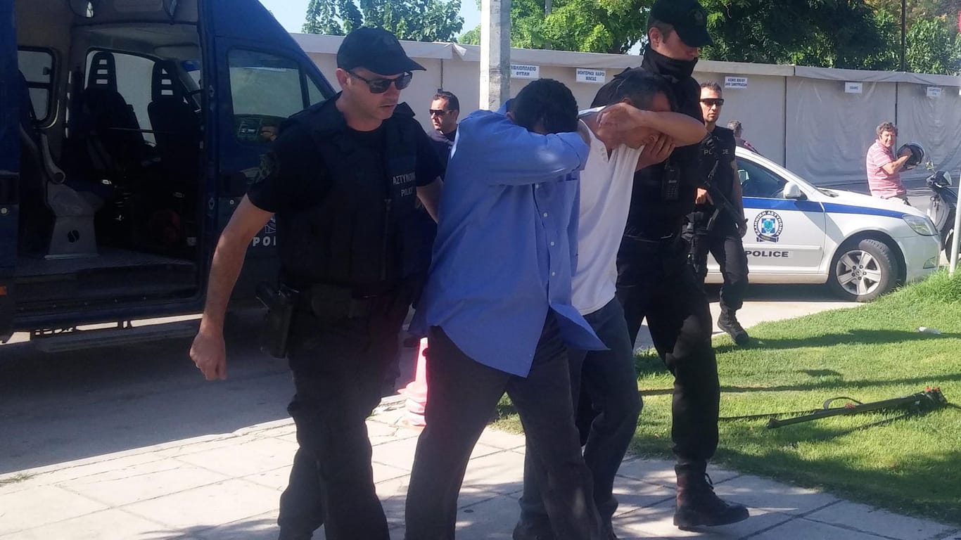 Polizisten eskortieren türkische Militärs im Juli 2016 zum Gericht von Alexandroupolis.