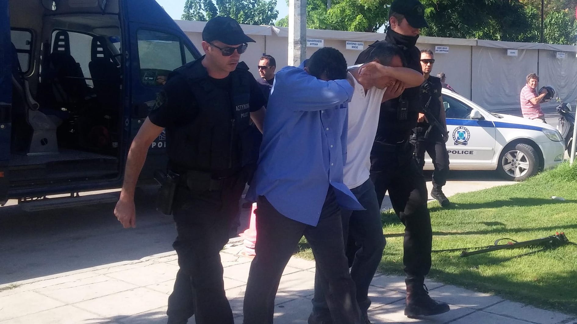 Polizisten eskortieren türkische Militärs im Juli 2016 zum Gericht von Alexandroupolis. Polizisten eskortieren türkische Militärs im Juli 2016 zum Gericht von Alexandroupolis.